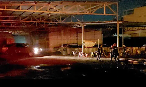 Cháy bãi xe trong đêm, người dân ôm tài sản bỏ chạy